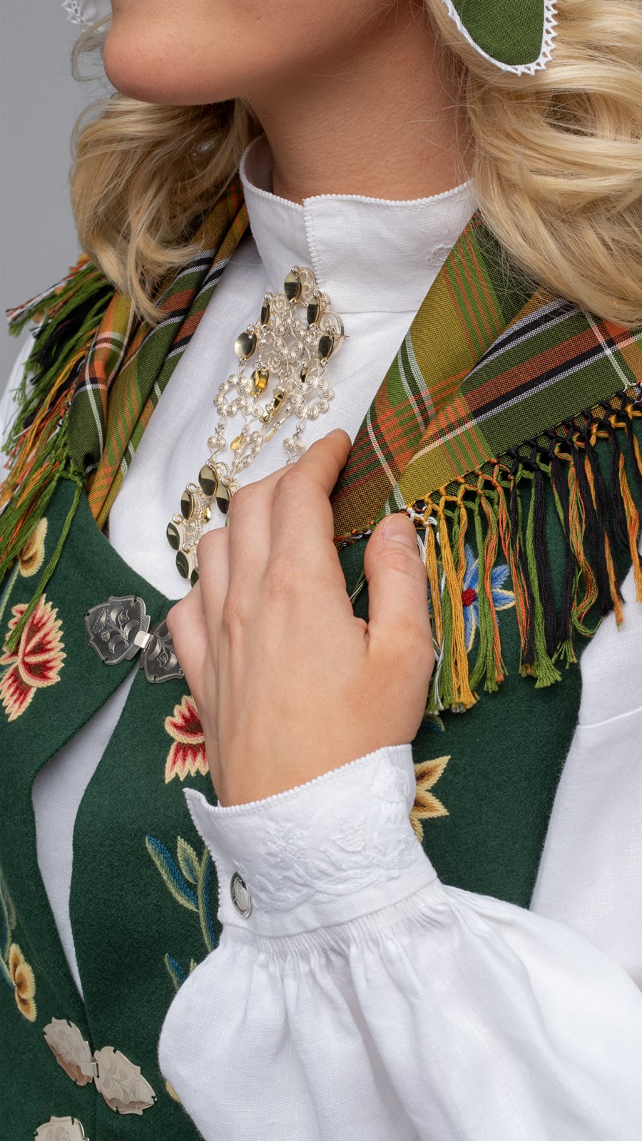 Sølv til grønn Nordlandsbunad Nordlandsbunaden grønn Nordland